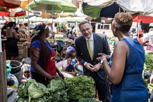 Bilder des Jahres 2023, News 02 Februar News Themen der Woche KW05 News Bilder des Tages Bundesfinanzminister Christian Lindner besucht den Makola Market in Accra, 03.02.2023. Accra Ghana *** Federal Minister of Finance Christian Lindner visits Makola Market in Accra, 03 02 2023 Accra Ghana Copyright: xLeonxKuegelerx