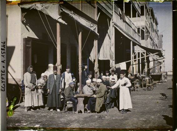 RECORD DATE NOT STATED Port-Said, Egypt, Africa Group of Men at CafÃ , 1918 - Near East, Egypt, Palestine, Cyprus - Paul Castelnau (photographic section of the armies) - (January 9 -October 6) (French - ï»¿Port-SaÃ¯d , Egypte , Afrique Groupe d hommes au cafÃ ). Boutique , store, costume, game , toy, group portrait, home, balcony , loggia, hairstyle , headgear, coffee , bar, smoker, man, Economic activity, clothing, entertainment, human beings, housing , architecture, Egypt, Port-Said, bar in the Arab district Copyright: xpiemagsx AKahnlpie020223-6952 !ACHTUNG AUFNAHMEDATUM GESCHÄTZT!