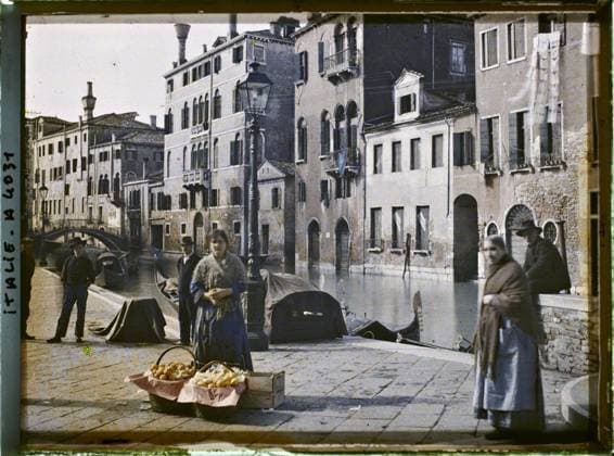 RECORD DATE NOT STATED Venice, Italy merchant of oranges on the beggar quay , 1912 - Balkans, Italy - Jean Brunhes and Auguste LÃ on - (October 13 - 27) (French - ï»¿Venise , Italie Marchande d oranges sur le quai des Mendiants). Canal, floor lamp , reverbera, woman, costume, itinerant trade, civil engineering, boat, fruit, maritime transport, river , lake transport, man, man, Human beings, clothing, economic activity, housing , architecture, transport, Italy, Venice Copyright: xpiemagsx AKahnlpie020223-16846 !ACHTUNG AUFNAHMEDATUM GESCHÄTZT!