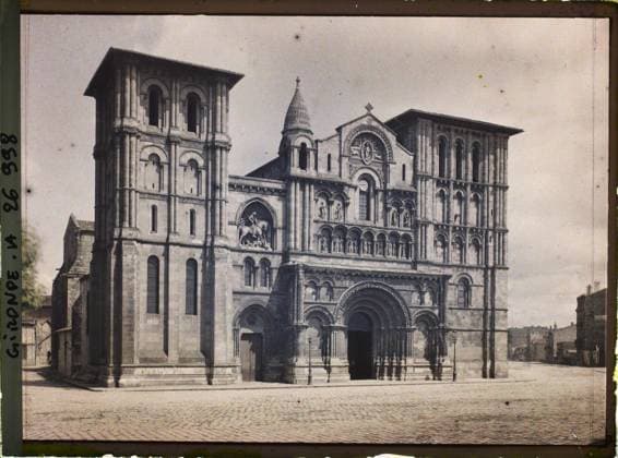 RECORD DATE NOT STATED Bordeaux, France Church Sainte-Croix, Place Pierre Renaudel , 1920-1921 - Charente, Gironde, Basse -PyrÃ nÃ es, Hautes PyrÃ nÃ es - Fernand Cuville (French - ï»¿Bordeaux , France Eglise Sainte-Croix , place Pierre Renaudel). Church, Christianity, sculpture, bell tower, bas-relief, door, medium age, religious architecture, Religion , Art , Habitat , Architecture, France, Bordeaux, Ste Croix Church (exterior) 12th century Copyright: xpiemagsx AKahnlpie020223-21906 !ACHTUNG AUFNAHMEDATUM GESCHÄTZT!