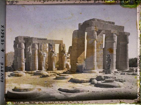 RECORD DATE NOT STATED Thebes, Egypt, Africa Overall on the Rameseum , 1918 - Near East, Egypt, Palestine, Cyprus - Paul Castelnau (photographic section of the armies) - (January 9 -October 6) (French - ï»¿Thebes , Egypte , Afrique Vue d ensemble sur le Ramesseum). Statue, temple, archaeological vestige, sculpture, bas-relief, Egyptian polytheism, religious architecture, Habitat , Architecture , Art , Religion, Egypt, Thebes, Ramesseum. Copyright: xpiemagsx AKahnlpie020223-8108 !ACHTUNG AUFNAHMEDATUM GESCHÄTZT!