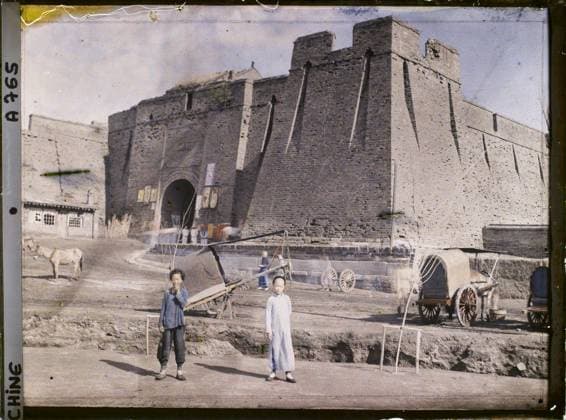 RECORD DATE NOT STATED Moukden, China Biancheng ( outdoor city ) , 1912 - China - StÃ phane Passet (French - ï»¿Moukden , Chine Biancheng ( Â« ville ExtÃ rieure Â» )). Animal transport, exists in high definition, child, cart, street scene, fortified architecture, door, fortifications, rampart, Transport, HD, human beings, daily life, housing , architecture, China, Moukden, the speaker wall Copyright: xpiemagsx AKahnlpie020223-18069 !ACHTUNG AUFNAHMEDATUM GESCHÄTZT!