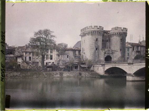 RECORD DATE NOT STATED Verdun , France , 1917 - North of France, Belgium - Paul Castelnau (photographic section of the armies) - (September 1-5) (French - ï»¿Verdun , France). River, civil engineering, quay, commercial inscription, ruins, front, fortified architecture, door, medium age, fortifications, pediment, rubble, bridge, Habitat , architecture, registration , information, First World War, Art, France, Verdun, door door Copyright: xpiemagsx AKahnlpie020223-21172 !ACHTUNG AUFNAHMEDATUM GESCHÄTZT!