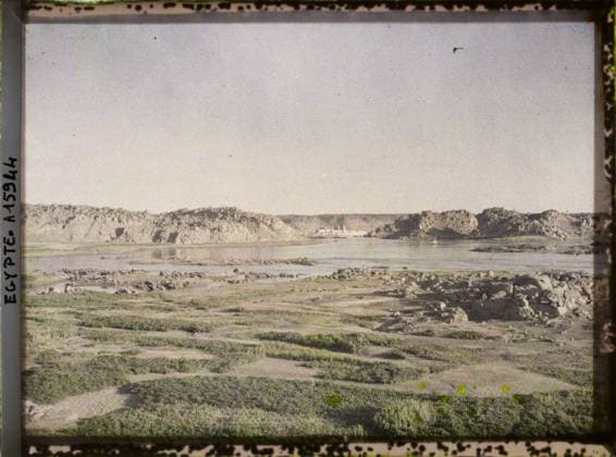 RECORD DATE NOT STATED Surroundings of Assouan, Egypt, Africa the Nile dried up with the dam , 1918 - Near East, Egypt, Palestine, Cyprus - Paul Castelnau (photographic section of the armies) - (January 9 -October 6) (French - ï»¿Environs d Assouan , Egypte , Afrique Le Nil assÃ chÃ avec le barrage). Landscape, river, erosion, civil engineering, dam, hydraulic installation, geology, Nature , Environment, Habitat , Architecture, Sciences , Techniques, Egypt, near Assouan, the Nile upstream of the Assouan dam - at the bottom Philae Copyright: xpiemagsx AKahnlpie020223-8094 !ACHTUNG AUFNAHMEDATUM GESCHÄTZT!
