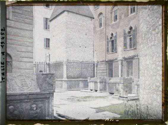RECORD DATE NOT STATED Verona, Italy Tomme des Scaligeri , 1918 - Italy - Fernand Cuville - (March -August) (French - ï»¿VÃ rone , Italie Tombeau des Scaligeri). Tomb, funeral architecture, courtyard, carved decor, Habitat , Architecture, Italy, Verona, tomb of the camouflaged scaliger Copyright: xpiemagsx AKahnlpie020223-14717 !ACHTUNG AUFNAHMEDATUM GESCHÄTZT!