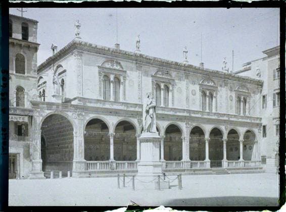 RECORD DATE NOT STATED Verona, Italy Place des Lords or Place Dante , 1918 - Italy - Fernand Cuville - (March -August) (French - ï»¿VÃ rone , Italie Place des Seigneurs ou Place Dante). Statue, sculpture, arc , arcade , arceau, place, coffee , bar, gallery, palace , castle, Art , Habitat , Architecture, Italy, Verona, place Dante Copyright: xpiemagsx AKahnlpie020223-14670 !ACHTUNG AUFNAHMEDATUM GESCHÄTZT!