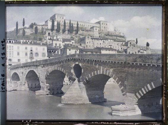 RECORD DATE NOT STATED Verona, Italy ChÃ¢teau San Pietro and Pont de Pierre , 1918 - Italy - Fernand Cuville - (March -August) (French - ï»¿VÃ rone , Italie ChÃ¢teau San Pietro et pont de Pierre). River, civil engineering, housing, fortress, palace , castle, bridge, Habitat , Architecture, Italy, Verona, chateau St Pierre and Pont Romain Copyright: xpiemagsx AKahnlpie020223-14679 !ACHTUNG AUFNAHMEDATUM GESCHÄTZT!
