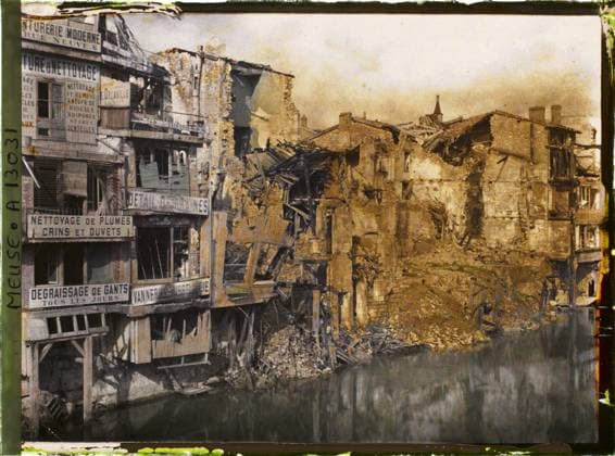 RECORD DATE NOT STATED Verdun , France , 1917 - North of France, Belgium - Paul Castelnau (photographic section of the armies) - (September 1-5) (French - ï»¿Verdun , France). Boutique , store, river, stilts, commercial registration, home, balcony , loggia, ruins, front, bombardment, rubble, Economic activity, registration , information, housing , architecture, First World War, France, Verdun, edges Meuse Copyright: xpiemagsx AKahnlpie020223-21154 !ACHTUNG AUFNAHMEDATUM GESCHÄTZT!