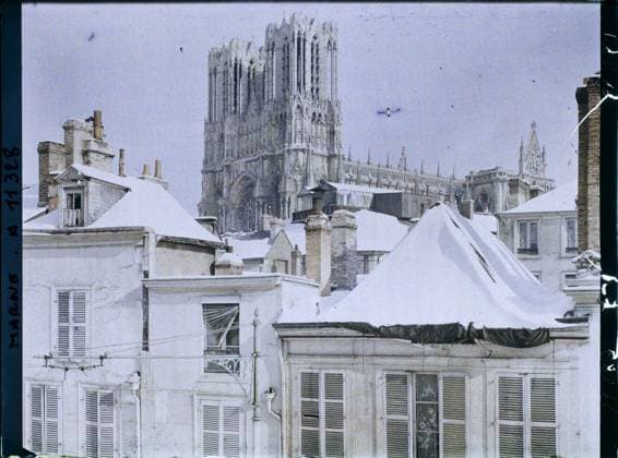 RECORD DATE NOT STATED Reims, Marne, Champagne, France The cathedral from the operator s room, Paul Castelnau , 1917 - Marne - Fernand Cuville (photographic section of the armies) (French - ï»¿Reims , Marne , Champagne , France La cathÃ drale depuis la chambre de l opÃ rateur , Paul Castelnau). Church, snow, Christianity, natural phenomenon, roof, home, rear, street , neighborhood, religious architecture, Religion, nature , environment, housing , architecture, First World War, France, Reims, near my room Copyright: xpiemagsx AKahnlpie020223-15344 !ACHTUNG AUFNAHMEDATUM GESCHÄTZT!