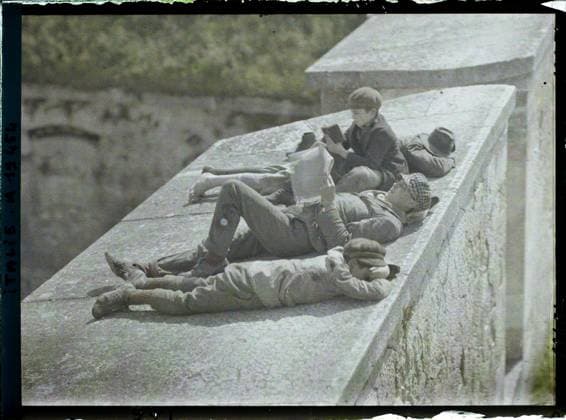 RECORD DATE NOT STATED Verona, Italy on the walls of the fortifications , 1918 - Italy - Fernand Cuville - (March -August) (French - ï»¿VÃ rone , Italie Sur les murs des fortifications). Costume, child, fortifications, hairstyle , headgear, man, Clothing, human beings, Italy, Verona, on the walls of the fortifications Copyright: xpiemagsx AKahnlpie020223-14715 !ACHTUNG AUFNAHMEDATUM GESCHÄTZT!