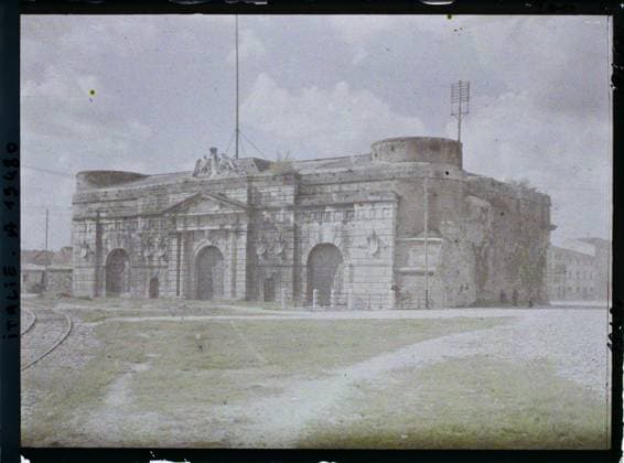 RECORD DATE NOT STATED VÃ rone, Italie Porta Nuova , 1918 - Italy - Fernand Cuville - (March -August) (French - ï»¿VÃ rone , Italie Porta Nuova). Fortified architecture, door, rebirth, carved decor, Habitat , Architecture , Art, Italy, Verona, new door Copyright: xpiemagsx AKahnlpie020223-14742 !ACHTUNG AUFNAHMEDATUM GESCHÄTZT!