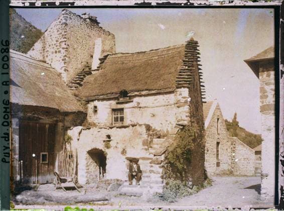 RECORD DATE NOT STATED Courgoul , France , 1916-1917 - Auvergne - StÃ phane Passet - (September 1916 - February 1917) (French - ï»¿Courgoul , France). Roof, staircase, wheelbarrow, peasant, rural architecture, terrace, house, man, Habitat , architecture, human beings, France, Courgoul, old streets and houses Copyright: xpiemagsx AKahnlpie020223-9939 !ACHTUNG AUFNAHMEDATUM GESCHÄTZT!