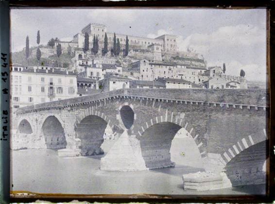 RECORD DATE NOT STATED Verona, Italy ChÃ¢teau San Pietro and Pont de Pierre , 1918 - Italy - Fernand Cuville - (March -August) (French - ï»¿VÃ rone , Italie ChÃ¢teau San Pietro et pont de Pierre). River, civil engineering, housing, fortress, bridge, Habitat , Architecture, Italy, Verona, chateau St Pierre and Pont Romain Copyright: xpiemagsx AKahnlpie020223-14676 !ACHTUNG AUFNAHMEDATUM GESCHÄTZT!