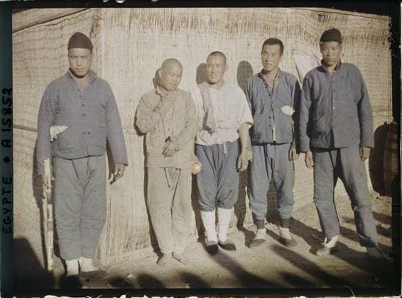 RECORD DATE NOT STATED Port-Said, Egypt, Africa Group of Chinese workers posing for the operator in their labor camp , 1918 - Near East, Egypt, Palestine, Cyprus - Paul Castelnau (photographic section of the armies) - (January 9 -October 6) (French - ï»¿Port-SaÃ¯d , Egypte , Afrique Groupe d ouvriers chinois posant pour l opÃ rateur dans leur camp de travail). Costume, ethnic minority, group portrait, hairstyle , headgear, man, Clothing, society, human beings, Egypt, Port-Said, group of Chinese Copyright: xpiemagsx AKahnlpie020223-11498 !ACHTUNG AUFNAHMEDATUM GESCHÄTZT!