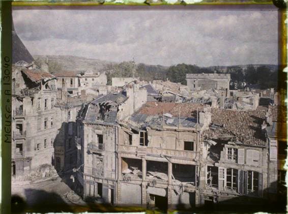 RECORD DATE NOT STATED Verdun , France , 1917 - North of France, Belgium - Paul Castelnau (photographic section of the armies) - (September 1-5) (French - ï»¿Verdun , France). Boutique , store, commercial registration, ruins, front, bombing, coffee , bar, rubble, catering , hotel industry, agglomeration panorama, Economic activity, registration , information, First World War, Habitat , Architecture, France, Verdun, View of the City and Port St Michel (near Magdelaine Square) Copyright: xpiemagsx AKahnlpie020223-21161 !ACHTUNG AUFNAHMEDATUM GESCHÄTZT!