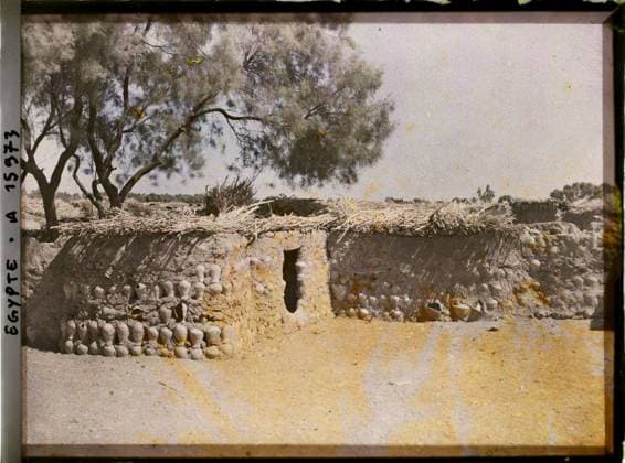 RECORD DATE NOT STATED Surroundings of Louqor, Egypt, Africa Habitations in adobe and Rebut jugs , 1918 - Near East, Egypt, Palestine, Cyprus - Paul Castelnau (photographic section of the armies) - (January 9 -October 6) (French - ï»¿Environs de Louqsor , Egypte , Afrique Habitations en pisÃ et en cruches de rebut). Roof, rural architecture, housing, ceramics, Habitat , Architecture, Egypt, near Louqsor, Hamari near Louksor Using Rebut jugs in the construction of the walls Copyright: xpiemagsx AKahnlpie020223-8119 !ACHTUNG AUFNAHMEDATUM GESCHÄTZT!