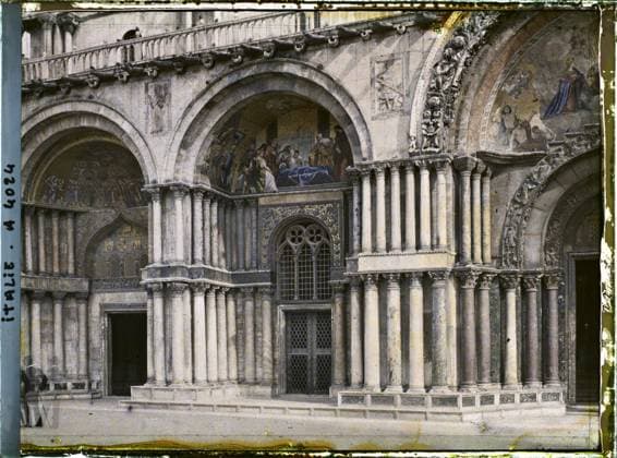 RECORD DATE NOT STATED Venice, Italy Western facade of the Saint-Marc basilica , 1912 - Balkans, Italy - Jean Brunhes and Auguste LÃ on - (October 13 - 27) (French - ï»¿Venise , Italie Facade occidentale de la basilique Saint-Marc). Church, Christianity, column, painting, mosaic, door, arc , arcade , arceau, renaissance, pediment, religious architecture, Religion , Art , Habitat , Architecture, Venice Italy, Venice, St Marc Church Copyright: xpiemagsx AKahnlpie020223-15758 !ACHTUNG AUFNAHMEDATUM GESCHÄTZT!