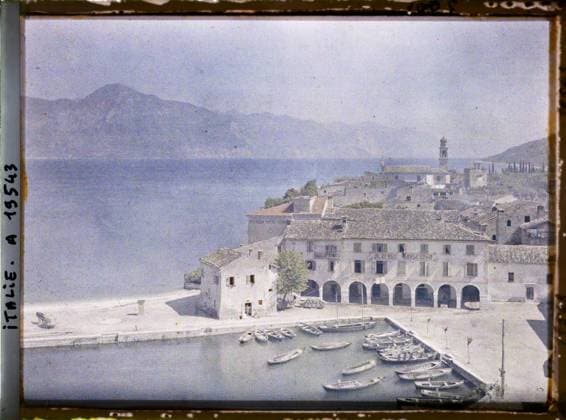 RECORD DATE NOT STATED Torri del Benaco, Lac de Garde, Italie Panorama de Torri del Benaco , 1918 - Italy - Fernand Cuville - (March -August) (French - ï»¿Torri del Benaco , lac de Garde , Italie Panorama de Torri del Benaco). Landscape, Mont , Mountain, Civil Engineering, Lake , Pond, Port, Fluvial Transport , Lacustre, Nature , Environment, Habitat , Architecture, Transport, Italy, Torri, Panorama de Torri Copyright: xpiemagsx AKahnlpie020223-14801 !ACHTUNG AUFNAHMEDATUM GESCHÄTZT!