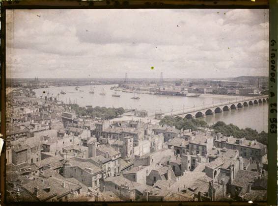 RECORD DATE NOT STATED Bordeaux, France Panorama on the city from the Saint-Michel tower , 1920-1921 - Charente, Gironde, Basse -PyrÃ nÃ es, Hautes PyrÃ nÃ es - Fernand Cuville (French - ï»¿Bordeaux , France Panorama sur la ville depuis la tour Saint-Michel). River, civil engineering, boat, hydrography, port, agglomeration panorama, river , lake transport, bridge, bridge, Habitat , architecture, nature , environment, transport, France, Bordeaux, Panorama in Bordeaux (taken from the top of the St Michel tower) Copyright: xpiemagsx AKahnlpie020223-21870 !ACHTUNG AUFNAHMEDATUM GESCHÄTZT!