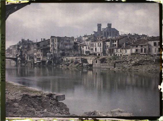 RECORD DATE NOT STATED Verdun , France , 1917 - North of France, Belgium - Paul Castelnau (photographic section of the armies) - (September 1-5) (French - ï»¿Verdun , France). Church, river, civil engineering, bell tower, quay, hydrography, ruins, front, bombardment, rubble, bridge, Habitat , architecture, nature , environment, First World War, France, Verdun, edges Meuse Copyright: xpiemagsx AKahnlpie020223-21145 !ACHTUNG AUFNAHMEDATUM GESCHÄTZT!