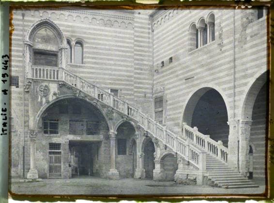 RECORD DATE NOT STATED VÃ ron, Italy Cour du Palazzo Della: China , 1918 - Italy - Fernand Cuville - (March -August) (French - ï»¿VÃ rone , Italie Cour du palazzo della ragione). Justice, staircase, Middle Ages, Court, Palace , Castle, Company, Art, Habitat , Architecture, Italy, Verona, old market courtyard Copyright: xpiemagsx AKahnlpie020223-14708 !ACHTUNG AUFNAHMEDATUM GESCHÄTZT!
