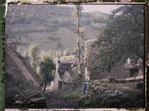 RECORD DATE NOT STATED Valbeleix, France , 1916-1917 - Auvergne - StÃ phane Passet - (September 1916 - February 1917) (French - ï»¿Valbeleix , France). Mont , Mountain, roof, rural architecture, terrace, home, street , neighborhood, Habitat , Architecture, France, route du Valbeleix. In the hamlet of Valletta Copyright: xpiemagsx AKahnlpie020223-9946 !ACHTUNG AUFNAHMEDATUM GESCHÄTZT!