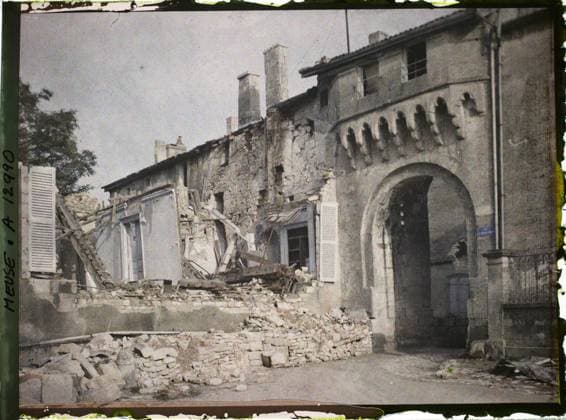 RECORD DATE NOT STATED Verdun , France , 1917 - North of France, Belgium - Paul Castelnau (photographic section of the armies) - (September 1-5) (French - ï»¿Verdun , France). Ruins, front, bombing, fortified architecture, door, rubble, street plate, First World War, Habitat , Architecture, Verdun, Chatel Porte Copyright: xpiemagsx AKahnlpie020223-21111 !ACHTUNG AUFNAHMEDATUM GESCHÄTZT!