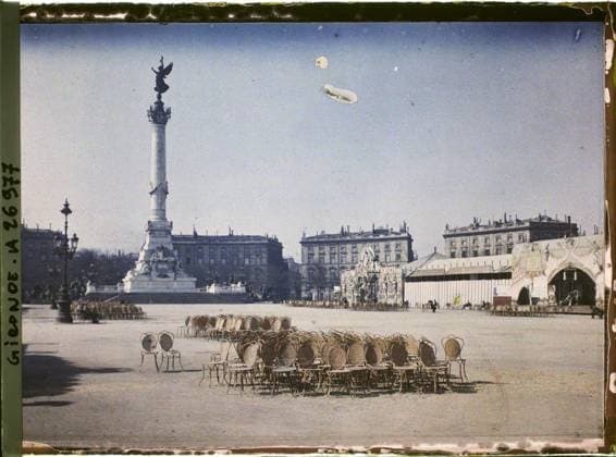 RECORD DATE NOT STATED Bordeaux, France Monument in Girondins, place des Quinconces; In the second plan of fun fair barracks , 1920-1921 - Charente, Gironde, Basse -PyrÃ nÃ es, Hautes PyrÃ nÃ es - Fernand Cuville (French - ï»¿Bordeaux , France Monument aux Girondins , place des Quinconces ; au deuxieme plan des baraques de fÃªte foraine). Statue, street animation, market , fair, column, street scene, street , neighborhood, place, ephemeral installation, Entertainment, economic activity, daily life, housing , architecture, France, Bordeaux, Place des Quinconces Copyright: xpiemagsx AKahnlpie020223-21882 !ACHTUNG AUFNAHMEDATUM GESCHÄTZT!