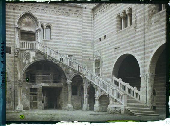 RECORD DATE NOT STATED VÃ ron, Italy Cour du Palazzo Della: China , 1918 - Italy - Fernand Cuville - (March -August) (French - ï»¿VÃ rone , Italie Cour du palazzo della ragione). Justice, staircase, Middle Ages, Court, Palace , Castle, Company, Art, Habitat , Architecture, Italy, Verona, old market courtyard Copyright: xpiemagsx AKahnlpie020223-14709 !ACHTUNG AUFNAHMEDATUM GESCHÄTZT!