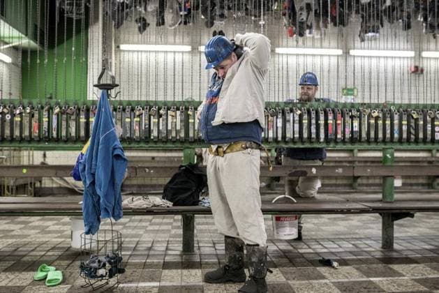 Letzter Tag auf Prosper Haniel. Das Aus für den Bergbau in Deutschland. *** NUR FÜR REDAKTIONELLE ZWECKE *** EDITORIAL USE ONLY ***<p>Bottrop, 21.12.2018. Der letzte Tag für den Bergbau in Deutschland. Auf der Zeche Prosper Haniel überreichen Bergleute ein letztes Stück Kohle an Bundespräsident Frank Walter Steinmeier. Bergmann Thorsten Krause. Deutschland NRW Bottrop Copyright: RalfxRottmann *** last Day at Prosper Haniel the from for the Mining in Germany *** ONLY FOR EDITORIAL PURPOSE *** EDITORIAL USE ONLY *** P Bottrop, 21 12 2018 the last Day for the Mining in Germany at the Colliery Prosper Haniel hand over Miners a Last Piece Coal to Federal President Frank Walter Steinmeier Bergmann Thorsten Krause Germany NRW Bottrop Copyri Copyright: RalfxRottmann doc73ahsxaznntqrl2t9g9 EDITORIAL USE ONLY