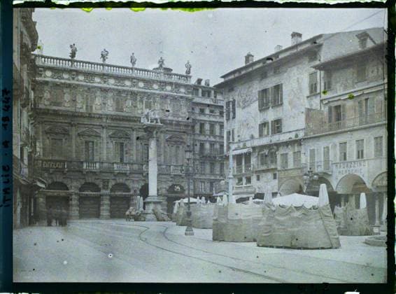 RECORD DATE NOT STATED Verona, Italy Palais Maffei and Place delle Erbe , 1918 - Italy - Fernand Cuville - (March -August) (French - ï»¿VÃ rone , Italie Palais Maffei et place delle Erbe). Boutique , store, commercial registration, painted decor, column, place, palace , castle, Economic activity, registration , information, housing , architecture, Italy, Verona, Maffei Palace and Place Erbe Copyright: xpiemagsx AKahnlpie020223-14711 !ACHTUNG AUFNAHMEDATUM GESCHÄTZT!