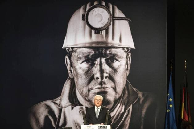 Letzter Tag auf Prosper Haniel. Das Aus für den Bergbau in Deutschland. *** NUR FÜR REDAKTIONELLE ZWECKE *** EDITORIAL USE ONLY ***<p>Bottrop, 21.12.2018. Der letzte Tag für den Bergbau in Deutschland. Auf der Zeche Prosper Haniel überreichen Bergleute ein letztes Stück Kohle an Bundespräsident Frank Walter Steinmeier. Deutschland NRW Bottrop Copyright: RalfxRottmann *** last Day at Prosper Haniel the from for the Mining in Germany *** ONLY FOR EDITORIAL PURPOSE *** EDITORIAL USE ONLY *** P Bottrop, 21 12 2018 the last Day for the Mining in Germany at the Colliery Prosper Haniel hand over Miners a Last Piece Coal to Federal President Frank Walter Steinmeier Germany NRW Bottrop Copyright RalfxRottmann Copyright: RalfxRottmann doc73alukuknpxgsa0u1axb EDITORIAL USE ONLY