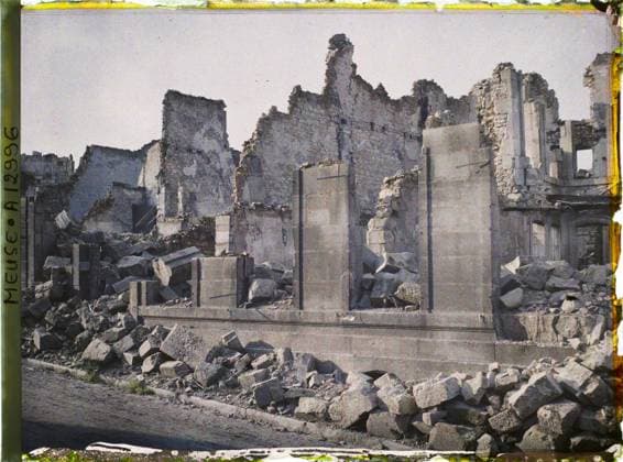 RECORD DATE NOT STATED Verdun , France , 1917 - North of France, Belgium - Paul Castelnau (photographic section of the armies) - (September 1-5) (French - ï»¿Verdun , France). Ruins, front, bombardment, rubble, First World War, Verdun , Rue St Pierre Copyright: xpiemagsx AKahnlpie020223-21118 !ACHTUNG AUFNAHMEDATUM GESCHÄTZT!