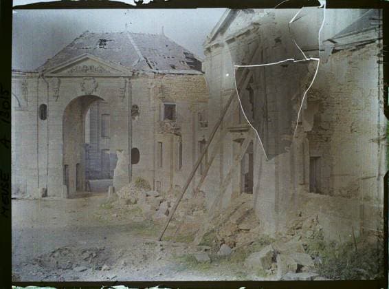 RECORD DATE NOT STATED Verdun , France , 1917 - North of France, Belgium - Paul Castelnau (photographic section of the armies) - (September 1-5) (French - ï»¿Verdun , France). Echafaudage , Steeling, Christianity, Administration, Ruins, Front, Bombing, Door, Arc , Arcade , Arceau, Renaissance, Fronton, Sculpted decor, rubble, Religion, society, First World War, Art, France, Verdun, bishopric, shell hole Copyright: xpiemagsx AKahnlpie020223-21135 !ACHTUNG AUFNAHMEDATUM GESCHÄTZT!