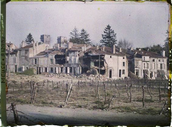 RECORD DATE NOT STATED Verdun , France , 1917 - North of France, Belgium - Paul Castelnau (photographic section of the armies) - (September 1-5) (French - ï»¿Verdun , France). Bell tower, commercial inscription, ruins, front, bombardment, street , neighborhood, place, barbed wire, rubble, Registration , information, First World War, Habitat , Architecture, Verdun, place de la Citadelle, together Copyright: xpiemagsx AKahnlpie020223-21117 !ACHTUNG AUFNAHMEDATUM GESCHÄTZT!