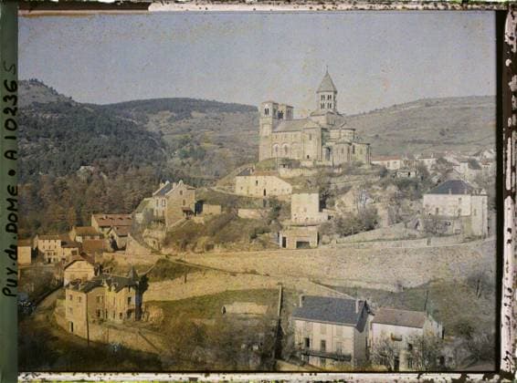 RECORD DATE NOT STATED Saint-Nectaire, France , 1916-1917 - Auvergne - StÃ phane Passet - (September 1916 - February 1917) (French - ï»¿Saint-Nectaire , France). Church, Mont , Mountain, Bell tower, Middle Ages, agglomeration panorama, religious architecture, Art , Habitat , Architecture, France, St Nectaire, the village and the Church Copyright: xpiemagsx AKahnlpie020223-9484 !ACHTUNG AUFNAHMEDATUM GESCHÄTZT!
