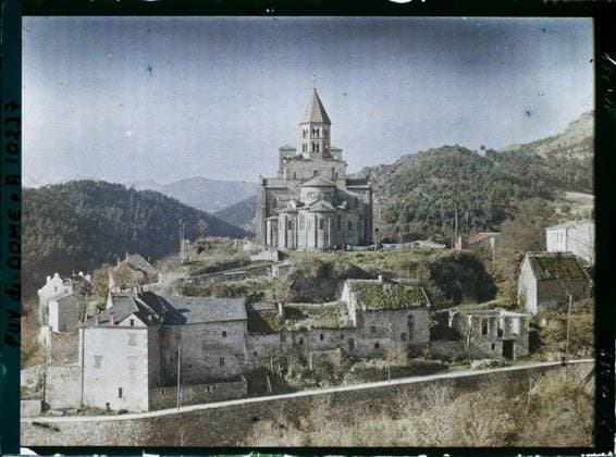 RECORD DATE NOT STATED Saint-Nectaire, France , 1916-1917 - Auvergne - StÃ phane Passet - (September 1916 - February 1917) (French - ï»¿Saint-Nectaire , France). Church, Mont , Mountain, Christianity, Bell tower, rural architecture, Middle Ages, Dimantement , Insalubrity, Agglomeration Panorama, Religious Architecture, Religion , Habitat , Architecture , Art, France, St Nectaire, the village and the Church Copyright: xpiemagsx AKahnlpie020223-9485 !ACHTUNG AUFNAHMEDATUM GESCHÄTZT!