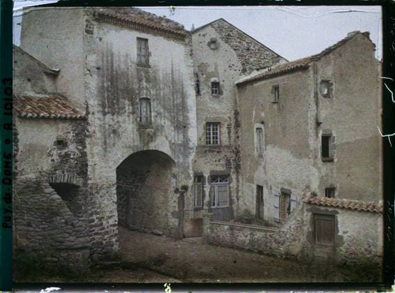 RECORD DATE NOT STATED Vedable, France , 1916-1917 - Auvergne - StÃ phane Passet - (September 1916 - February 1917) (French - ï»¿Vodable , France). Rural architecture, home, covered passage, door, Habitat , Architecture, France, voidable, interior of the door Copyright: xpiemagsx AKahnlpie020223-9956 !ACHTUNG AUFNAHMEDATUM GESCHÄTZT!