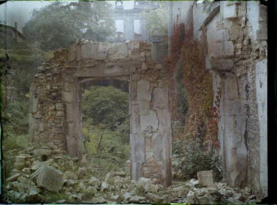 RECORD DATE NOT STATED Verdun , France , 1917 - North of France, Belgium - Paul Castelnau (photographic section of the armies) - (September 1-5) (French - ï»¿Verdun , France). Ivy, ruins, forehead, bombing, rubble, vegetation , botany, First World War, Nature , Environment, France, Verdun, rue Chevert inside Copyright: xpiemagsx AKahnlpie020223-21127 !ACHTUNG AUFNAHMEDATUM GESCHÄTZT!