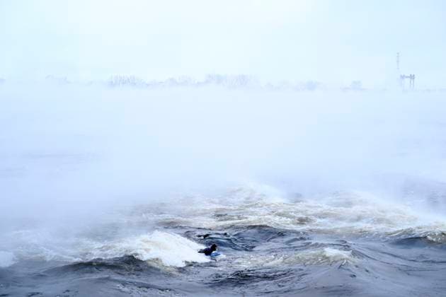 Kanada, Mann aus Montreal surft auf eisigem Sankt-Lorenz-Strom February 3, 2023, Montreal, PQ, Canada: Carlos Hebert Plante boogie boards on the St. Lawrence River in Montreal on Friday, February 3, 2023. Carlos Hebert Plante boogie boards all year even on days like today where the temperature dipped to -26 C. Montreal Canada  - ZUMAc35_ 20230203_zaf_c35_092 Copyright: xBernardxBraultx
