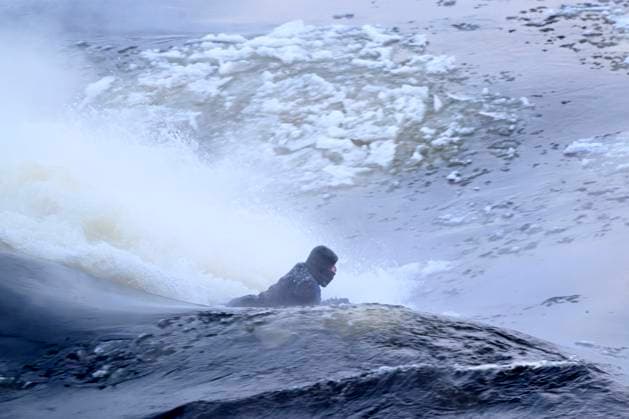 Kanada, Mann aus Montreal surft auf eisigem Sankt-Lorenz-Strom February 3, 2023, Montreal, PQ, Canada: Carlos Hebert Plante boogie boards on the St. Lawrence River in Montreal on Friday, February 3, 2023. Carlos Hebert Plante boogie boards all year even on days like today where the temperature dipped to -26 C. Montreal Canada  - ZUMAc35_ 20230203_zaf_c35_094 Copyright: xBernardxBraultx