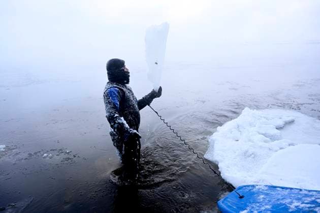 Kanada, Mann aus Montreal surft auf eisigem Sankt-Lorenz-Strom February 3, 2023, Montreal, PQ, Canada: Carlos Hebert Plante boogie boards on the St. Lawrence River in Montreal on Friday, February 3, 2023. Carlos Hebert Plante boogie boards all year even on days like today where the temperature dipped to -26 C. Montreal Canada  - ZUMAc35_ 20230203_zaf_c35_096 Copyright: xBernardxBraultx