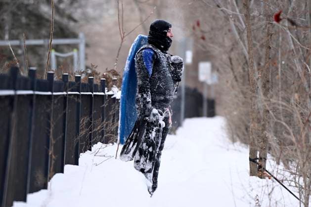 Kanada, Mann aus Montreal surft auf eisigem Sankt-Lorenz-Strom February 3, 2023, Montreal, PQ, Canada: Carlos Hebert Plante pauses after boogie boarding on the St. Lawrence River in Montreal on Friday, February 3, 2023. Carlos Hebert Plante boogie boards all year even on days like today where the temperature dipped to -26 C. Montreal Canada  - ZUMAc35_ 20230203_zaf_c35_097 Copyright: xBernardxBraultx