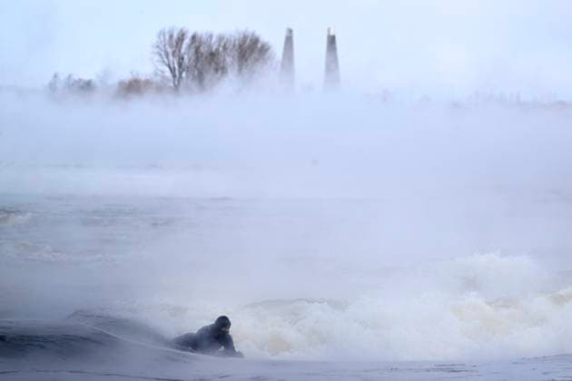 News Bilder des Tages Kanada, Mann aus Montreal surft auf eisigem Sankt-Lorenz-Strom February 3, 2023, Montreal, PQ, Canada: Carlos Hebert Plante boogie boards on the St. Lawrence River in Montreal on Friday, February 3, 2023. Carlos Hebert Plante boogie boards all year even on days like today where the temperature dipped to -26 C. Montreal Canada  - ZUMAc35_ 20230203_zaf_c35_098 Copyright: xBernardxBraultx