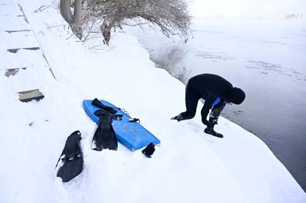 Kanada, Mann aus Montreal surft auf eisigem Sankt-Lorenz-Strom February 3, 2023, Montreal, PQ, Canada: Carlos Hebert Plante prepares to boogie board on the St. Lawrence River in Montreal on Friday, February 3, 2023. Carlos Hebert Plante boogie boards all year even on days like today where the temperature dipped to -26 C. Montreal Canada  - ZUMAc35_ 20230203_zaf_c35_100 Copyright: xBernardxBraultx