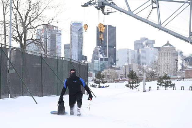Kanada, Mann aus Montreal surft auf eisigem Sankt-Lorenz-Strom February 3, 2023, Montreal, PQ, Canada: Carlos Hebert Plante arrives to boogie board on the St. Lawrence River in Montreal on Friday, February 3, 2023. Carlos Hebert Plante boogie boards all year even on days like today where the temperature dipped to -26 C. Montreal Canada  - ZUMAc35_ 20230203_zaf_c35_101 Copyright: xBernardxBraultx