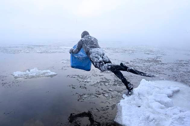 Kanada, Mann aus Montreal surft auf eisigem Sankt-Lorenz-Strom February 3, 2023, Montreal, Quebec, Canada: CARLOS HEBERT PLANTE boogie boards on the St. Lawrence River in Montreal. Plante boogie boards all year even on days like today where the temperature dipped to -26 C. Montreal Canada  - ZUMAc35_ 20230203_zaf_c35_095 Copyright: xBernardxBraultx