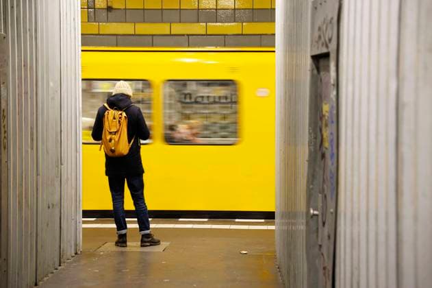Einfahrender Zug am U-Bahnhof Hermannplatz, Umsteigebahnhof der Linien U7 und U8 in Neukölln. (Symbolbild, Themenbild) 03.02.2023 *** Arriving train at the underground station Hermannplatz, interchange station of the lines U7 and U8 in Neukölln symbol image, theme image 03 02 2023 Foto:xS.xGabschx xFuturexImage
