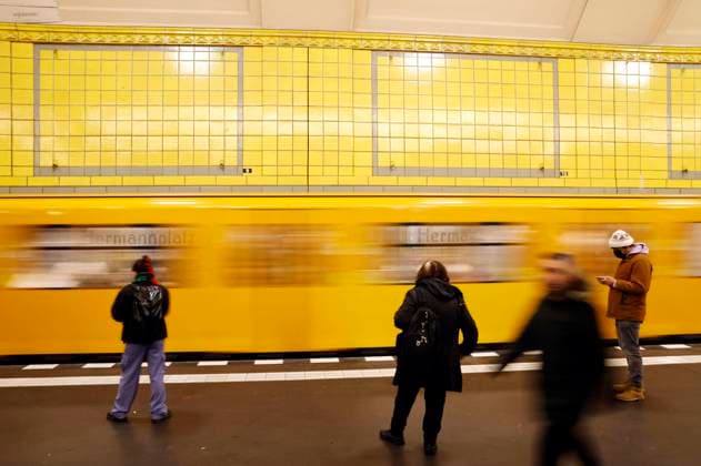 Einfahrender Zug am U-Bahnhof Hermannplatz, Umsteigebahnhof der Linien U7 und U8 in Neukölln. (Symbolbild, Themenbild) 03.02.2023 *** Arriving train at the underground station Hermannplatz, interchange station of the lines U7 and U8 in Neukölln symbol image, theme image 03 02 2023 Foto:xS.xGabschx xFuturexImage