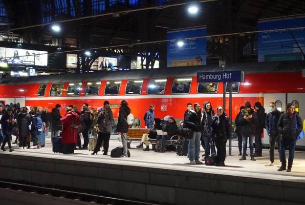 03.02.2023, Hamburg, Hansestadt Hamburg, GER - Reisende warten auf einem Bahnsteig im Hauptbahnhof auf den Zug. (Abend, abends, Alltag, Bahn, Bahnhof, Bahnreise, Bahnreisende, Bahnstation, Bahnsteig, Bahnverkehr, Befoerderung, DB, deutsch, Deutsche Bahn, Deutschland, Eisenbahn, Europa, europaeisch, Fahrgaeste, Fernverkehr, Freizeit, Gesellschaft, Hamburg, Hansestadt Hamburg, Hauptbahnhof, innen, Innenaufnahme, Jahreszeit, Kaukasier, kaukasisch, Menschen, Menschenmenge, Passagiere, Pendler, Personen, Personenbefoerderung, Personentransport, QF, Querformat, Regionalbahn, Regionalexpress, Reise, Reisende, Schienenverkehr, Stadt, Stadtleben, Station, Tourismus, Transport, unterwegs, Verkehr, Verkehrsmittel, verreisen, Verspaetung, Waggons, wart